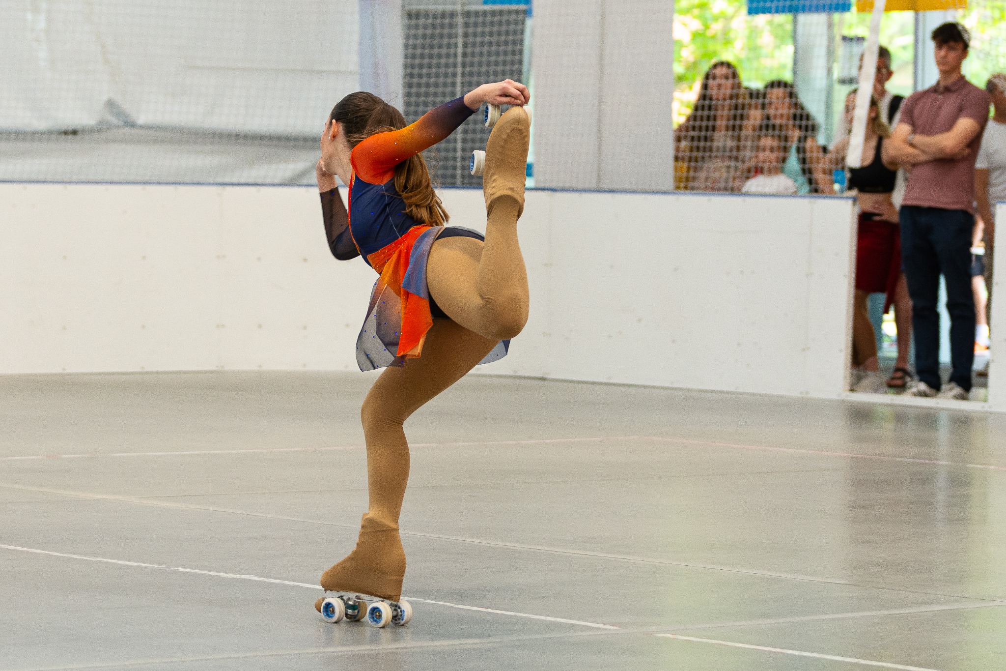 Figura de flexibilidad de una patinadora de Danza