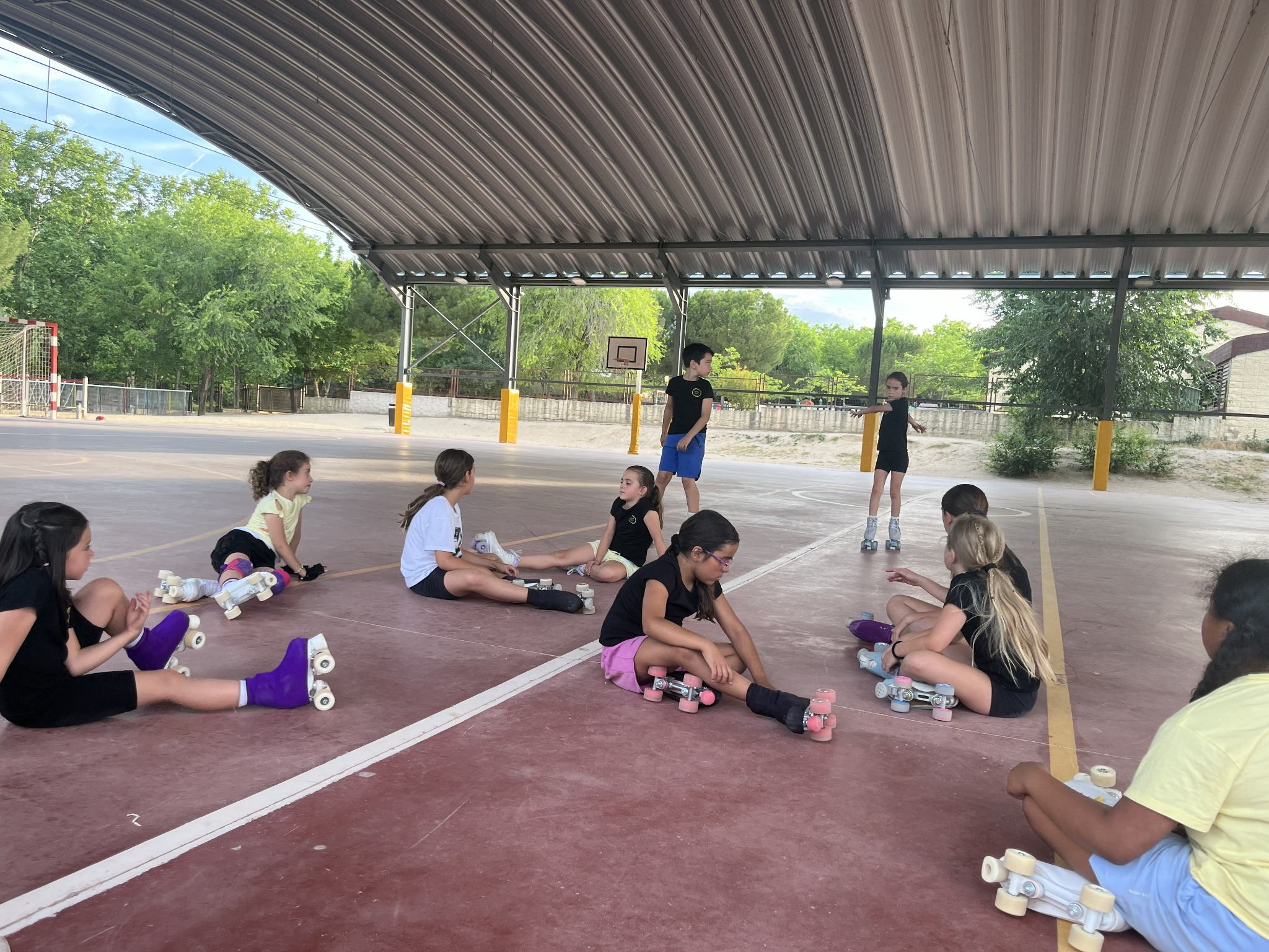 Patinadores durante una actividad del campus