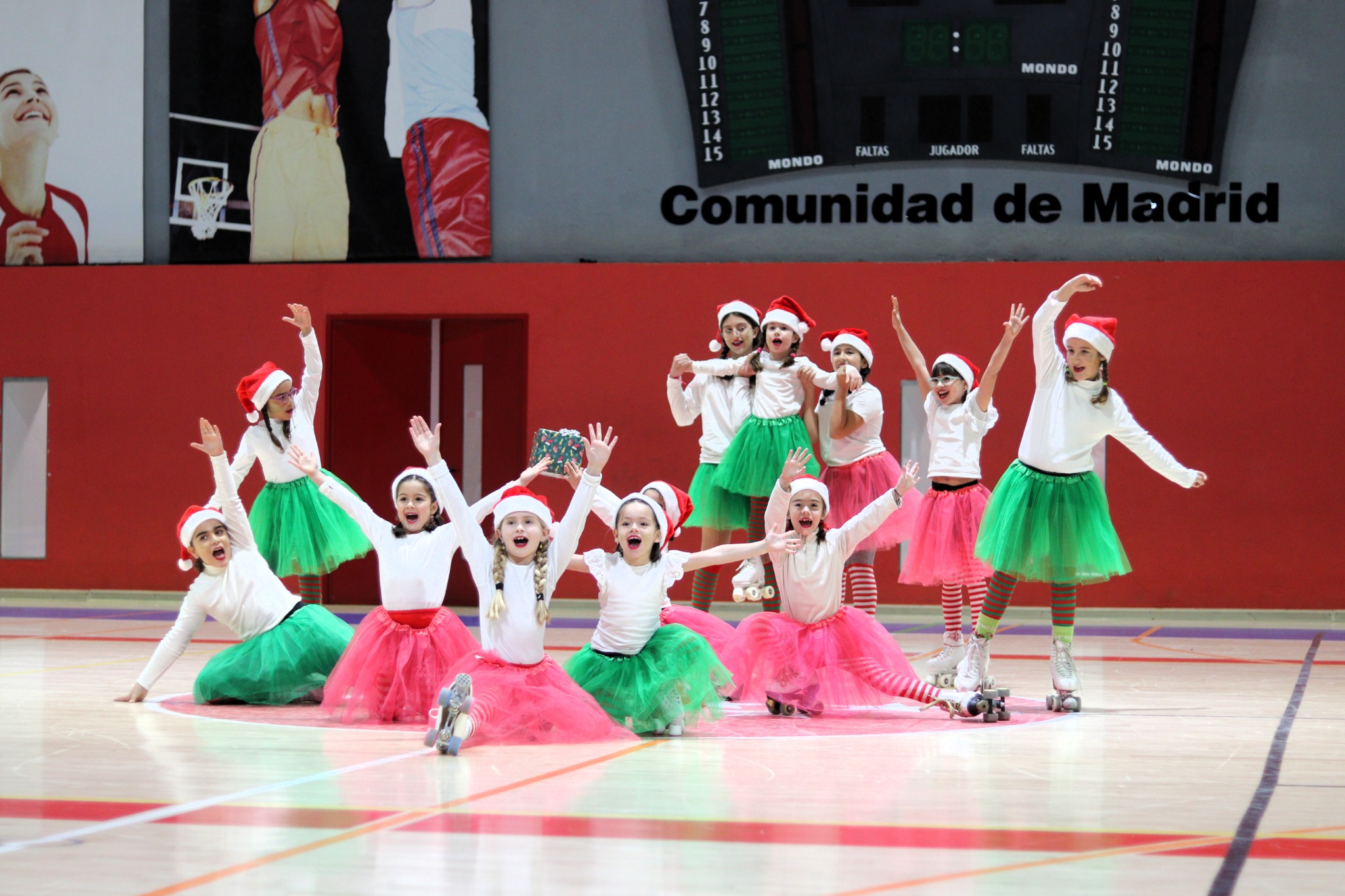 Grupo de patinaje Libre durante una exhibición navideña