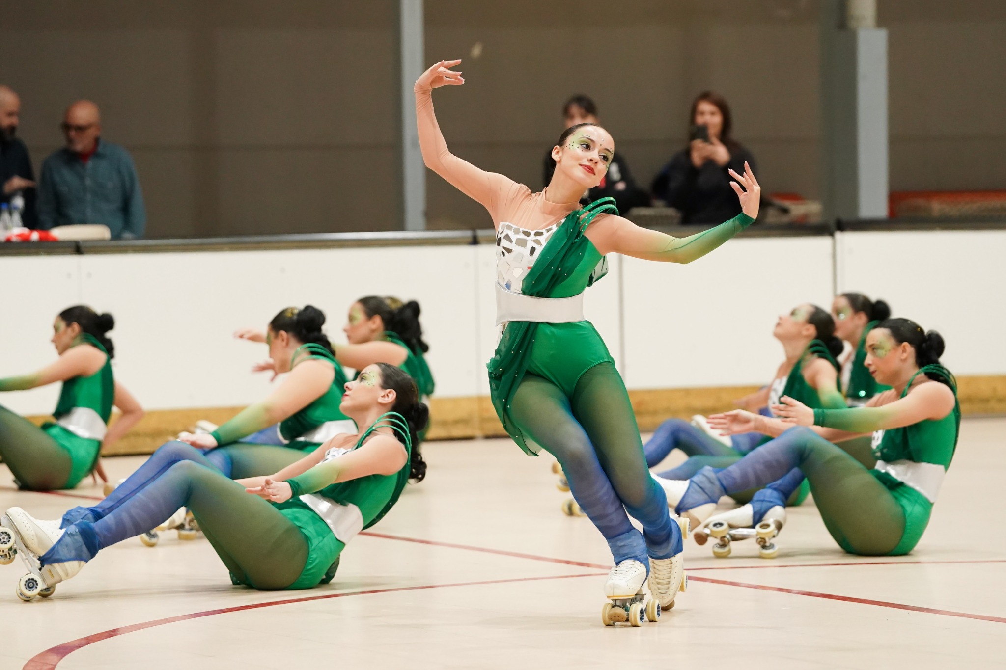 Patinadora destacada durante una actuación de Show
